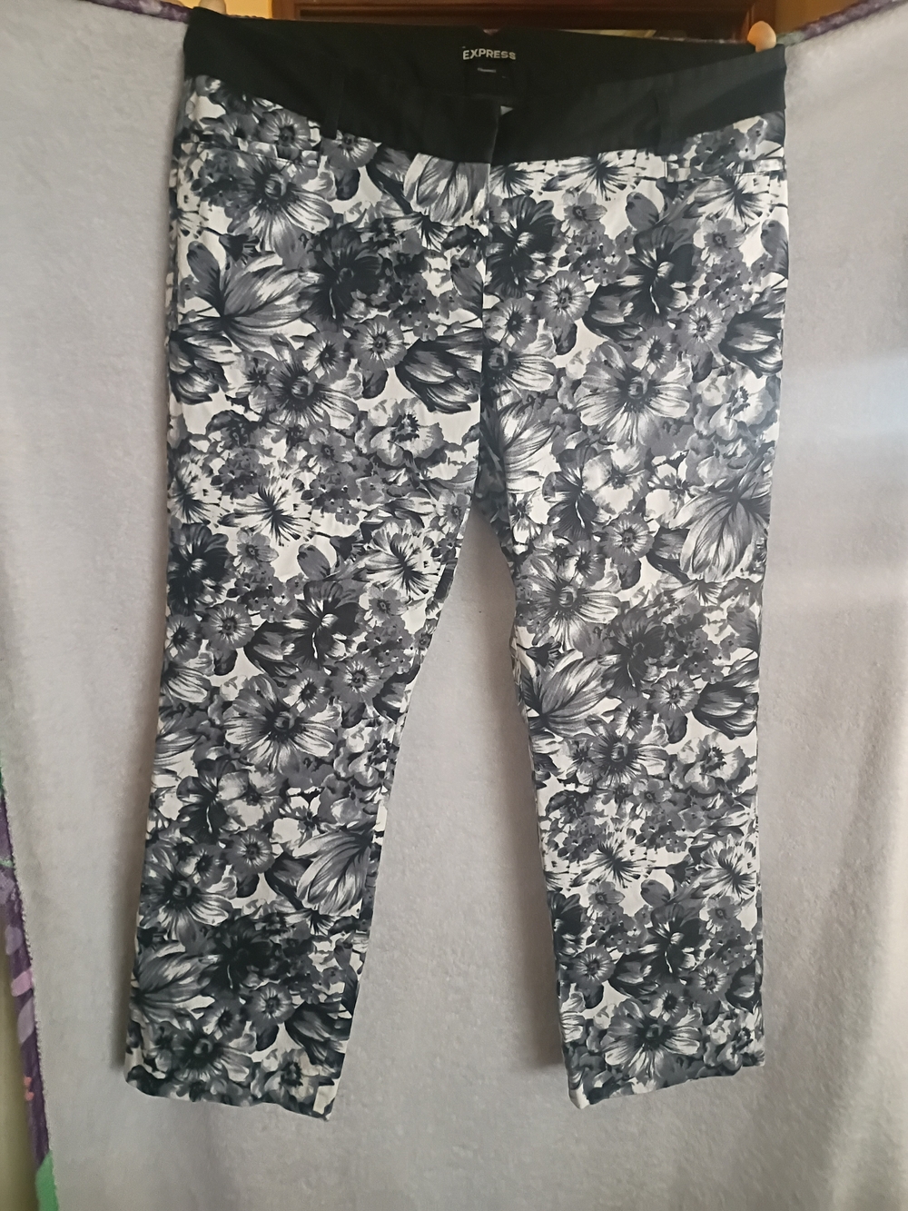 Express Black & White Floral Cropped Pants